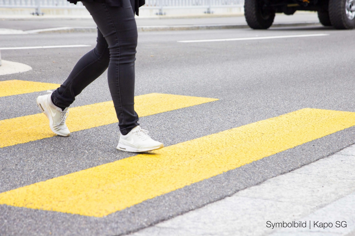 Symbolbild Fussg&auml;ngerin